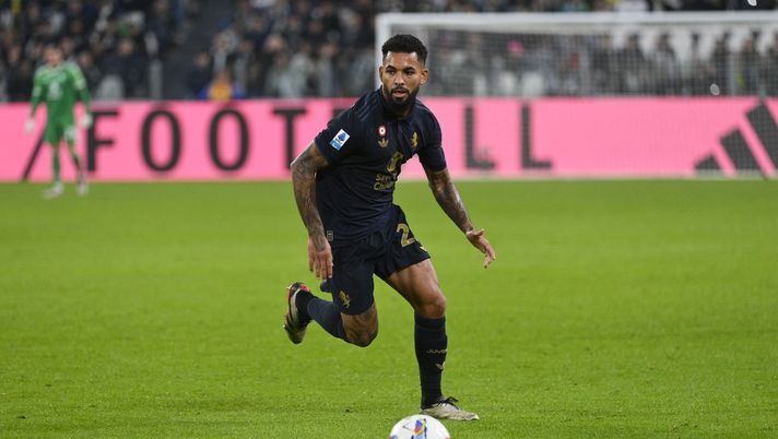 TORINO, ITALIA - 19 OTTOBRE: Douglas Luiz della Juventus corre con la palla durante la partita di Serie A tra Juventus e SS Lazio all'Allianz Stadium il 19 ottobre 2024 a Torino, Italia. (Foto di Stefano Guidi - Juventus FC/Juventus FC via Getty Images) douglas luiz