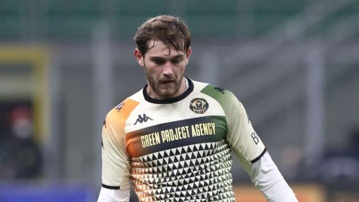 MILAN, ITALY - JANUARY 22: Tanner Tessmann of Venezia FC in action during the Serie A match between FC Internazionale and Venezia FC at Stadio Giuseppe Meazza on January 22, 2022 in Milan, Italy. (Photo by Marco Luzzani/Getty Images) Ds Venezia: “Tessmann-Inter? Può anche saltare, la situazione è questa. C’era l’accordo ma poi…” - immagine 1