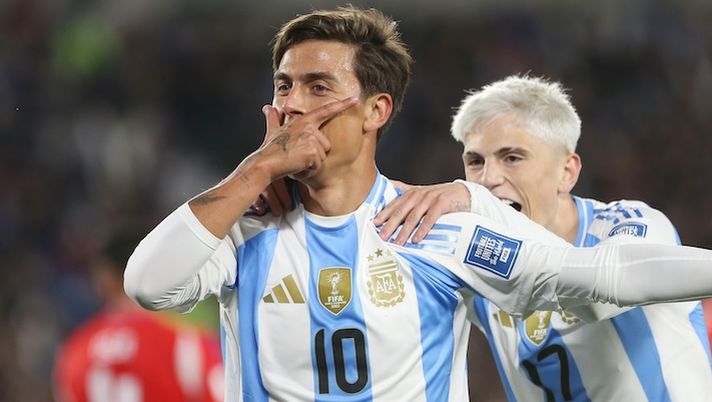 BUENOS AIRES, ARGENTINA - SEPTEMBER 05: Paulo Dybala of Argentina celebrates after scoring the team's third goal with teammate Alejandro Garnacho during the FIFA World Cup 2026 Qualifier match between Argentina and Chile at Estadio Más Monumental Antonio Vespucio Liberti on September 05, 2024 in Buenos Aires, Argentina. (Photo by Daniel Jayo/Getty Images) Romano: “Dybala e il contratto per il suo utilizzo? Rispondo così. Per Lookman situazione rientrata” - immagine 1