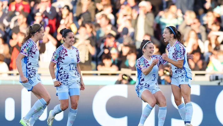 AUCKLAND, NEW ZEALAND - AUGUST 05: Aitana Bonmati (1st R) of Spain celebrates with teammates after scoring her team's first goal during the FIFA Women's World Cup Australia & New Zealand 2023 Round of 16 match between Switzerland and Spain at Eden Park on August 05, 2023 in Auckland / Tāmaki Makaurau, New Zealand. (Photo by Phil Walter/Getty Images) Mondiali femminili, rullo Spagna: pokerissimo alla Svizzera e quarti centrati - immagine 1
