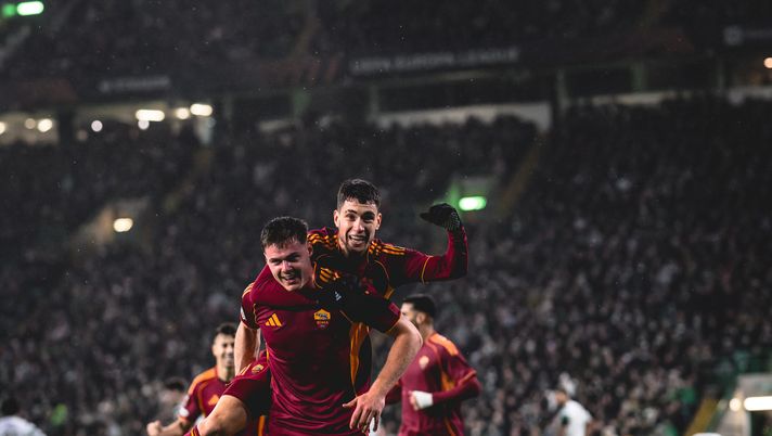 GLASGOW, SCOTLAND - DECEMBER 11: Evan Ferguson of AS Roma celebrates after scored the second goal for his team during the UEFA Europa League 2025/26 League Phase MD6 match between Celtic FC and AS Roma at Celtic Park on December 11, 2025 in Glasgow, Scotland. (Photo by Fabio Rossi/AS Roma via Getty Images) Grande risposta della Roma: i giallorossi sbancano il Celtic Park di Glasgow - immagine 1