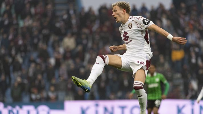 SASSUOLO, ITALY - DECEMBER 21: Marcus Holmgren Pedersen of Torino FC in action during the Serie A match between US Sassuolo Calcio and Torino FC at Mapei Stadium Citta del Tricolore on December 21, 2025 in Sassuolo, Italy. (Photo by Stefano Guidi - Torino FC/Torino FC 1906 via Getty Images) Toro, le ultime dall’infermeria: Njie e Pedersen da valutare. Out Ilic - immagine 1