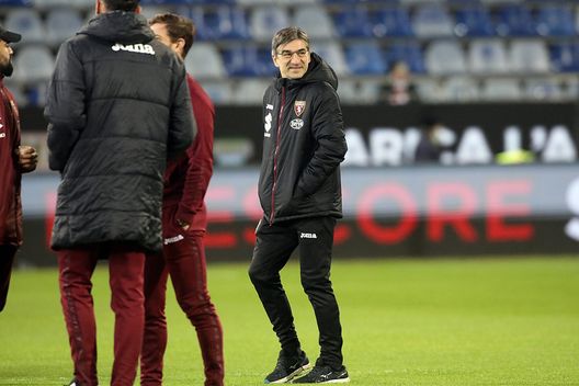 CAGLIARI, ITALY - DECEMBER 06: : The coach of Torino Ivan Juric looks on during the Serie A match between Cagliari Calcio and Torino FC at Sardegna Arena on December 06, 2021 in Cagliari, Italy. (Photo by Enrico Locci/Getty Images)
