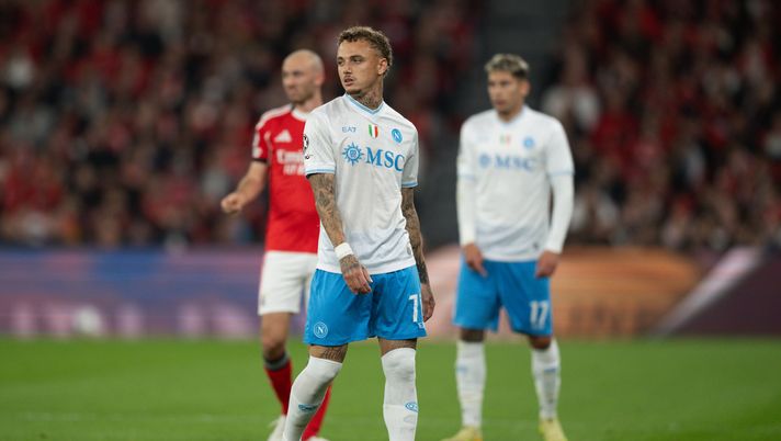 LISBON, PORTUGAL - DECEMBER 10: Noa Lang in action during the UEFA Champions League 2025/26 League Phase MD6 match between SL Benfica and SSC Napoli at on December 10, 2025 in Lisbon, Portugal. (Photo by SSC NAPOLI/SSC NAPOLI via Getty Images) Savino: “Napoli scarico contro il Benfica, ma il problema sono le troppe partite” - immagine 1
