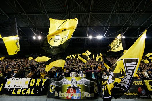 I tifosi del Vitesse (Photo by Dean Mouhtaropoulos/Getty Images) Vitesse, via libera alla nuova stagione ma mancano i giocatori: solo nove a contratto- immagine 2