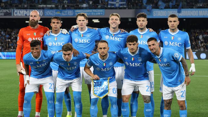 NAPLES, ITALY - MAY 11: SSC Napoli team posing before the Serie A match between SSC Napoli and Bologna FC 1909 at Stadio Diego Armando Maradona on May 11, 2026 in Naples, Italy. (Photo by Francesco Pecoraro/Getty Images) Serie A, la classifica: Juventus e Roma accorciano sul Napoli - immagine 1