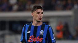 Striscione al Colosseo contro Zalewski: “Tradire un amico si chiama infamità”. Si tratta di…