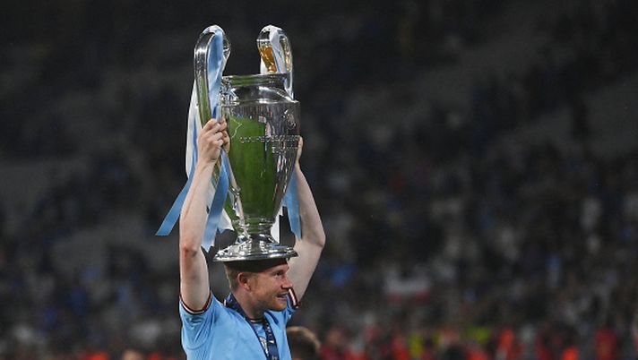 TOPSHOT - Manchester City's Belgian midfielder #17 Kevin De Bruyne celebrates with the European Cup trophy after winning the UEFA Champions League final football match between Inter Milan and Manchester City at the Ataturk Olympic Stadium in Istanbul, on June 10, 2023. (Photo by FRANCK FIFE / AFP) (Photo by FRANCK FIFE/AFP via Getty Images) de bruyne napoli