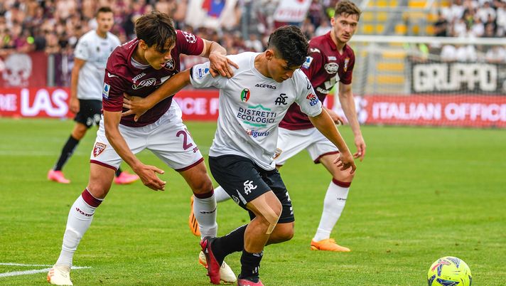 LA SPEZIA, ITALY - MAY 27: Samuele Ricci of Torino FC in action against Kevin Andres Agudelo Ardila of Spezia Calcio during the Serie A match between Spezia Calcio and Torino FC at Stadio Alberto Picco on May 27, 2023 in La Spezia, Italy. (Photo by Gabriele Maltinti/Getty Images) Spezia-Torino 0-4, l’analisi dei gol: due assist per un Vlasic in stato di grazia- immagine 4
