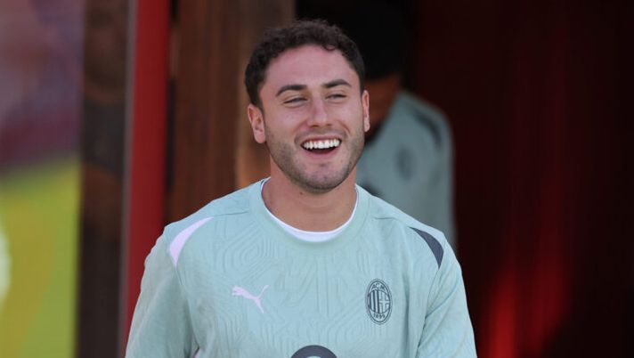 CAIRATE, ITALY - SEPTEMBER 29: Davide Calabria of AC Milan smiles during AC Milan training session at Milanello on September 29, 2024 in Cairate, Italy. (Photo by Claudio Villa/AC Milan via Getty Images) UFFICIALE – Calabria è un nuovo giocatore del Bologna: il comunicato del club - immagine 1