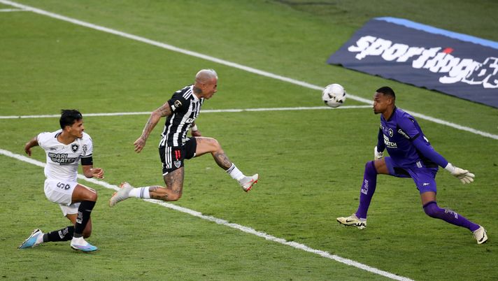 BUENOS AIRES, ARGENTINA - NOVEMBER 30: Eduardo Vargas of Atletico Mineiro shoots on target during the Copa CONMEBOL Libertadores 2024 Final between Atletico Mineiro and Botafogo at Estadio Más Monumental Antonio Vespucio Liberti on November 30, 2024 in Buenos Aires, Argentina. (Photo by Daniel Jayo/Getty Images) Copa Libertadores, la gloria va al Botafogo: Allan sconfigge “Edu” Vargas 1-3 - immagine 1