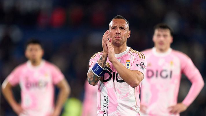 VALENCIA, SPAIN - MARCH 21: Santi Cazorla of Real Oviedo applauds the supporters following the LaLiga EA Sports match between Levante UD and Real Oviedo at Ciutat de Valencia on March 21, 2026 in Valencia, Spain. (Photo by Alex Caparros/Getty Images) Real Oviedo, Cazorla: “Salvezza difficile ma ci dobbiamo credere. Pedri è uno dei migliori al mondo” - immagine 1