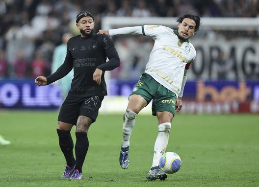 SAO PAULO, BRASILE - NOVEMBRE 04: Memphis Depay del Corinthians e Gustavo Gomez of Palmeiras si contendono il pallone a Brasileirao 2024 nel match tra Corinthians and Palmeiras al Neo Quimica Arena a Novembre 04, 2024 in Sao Paulo, Brasile. (Photo by Alexandre Schneider/Getty Images) L’origine dei nomi: da dove sono nati Corinthians e Palmeiras?- immagine 2