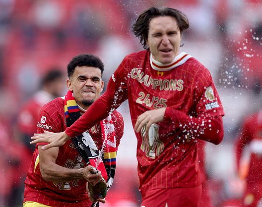 Liverpool, Inghilterra - 27 aprile 2025: Luis Diaz spurzza lo champagne su Federico Chiesa durante i festeggiamenti della Premier League. (Foto di Carl Recine/Getty Images) Liverpool-Arsenal, dove vedere il big match di Premier in tv e streaming live- immagine 2