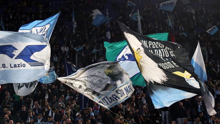 ROME, ITALY - APRIL 08: SS Lazio fans wave flags to show their support prior to the Serie A match between SS Lazio and Juventus at Stadio Olimpico on April 08, 2023 in Rome, Italy. (Photo by Paolo Bruno/Getty Images) Lazio-Napoli, settori chiusi: Lotito elude la squalifica per gli abbonati. La nota - immagine 1