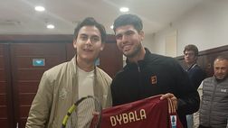 Montecarlo, Dybala regala la maglia della Roma ad Alcaraz – FOTO