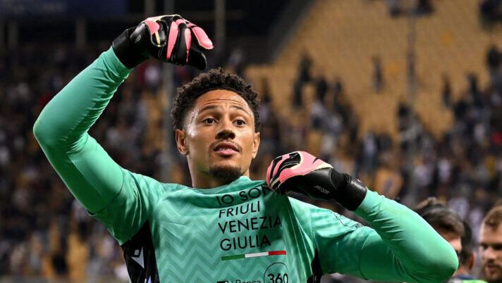 PARMA, ITALY - SEPTEMBER 16: Maduka Okoye of Udinese Calcio celebrates during the Serie A match between Parma and Udinese at Stadio Ennio Tardini on September 16, 2024 in Parma, Italy. (Photo by Alessandro Sabattini/Getty Images) Quale portiere schierare alla 7a giornata al fantacalcio: la divisione per fasce- immagine 1