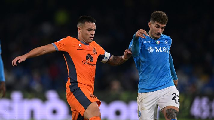 NAPLES, ITALY - DECEMBER 03: Lautaro Martinez of FC Internazionale competes for the ball with Giovanni Di Lorenzo of SSC Napoli during the Serie A TIM match between SSC Napoli and FC Internazionale at Stadio Diego Armando Maradona on December 03, 2023 in Naples, Italy. (Photo by Mattia Ozbot - Inter/Inter via Getty Images) di lorenzo