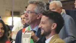 Manfredi conferisce la cittadinanza a Mertens: il momento solenne