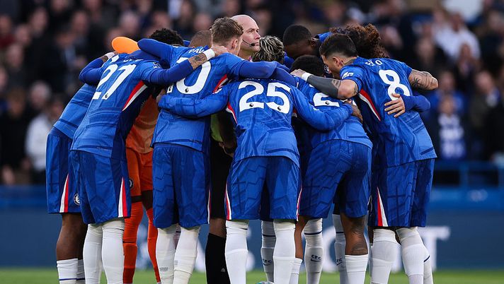 LONDON, ENGLAND - MARCH 14: Chelsea players enter a huddle surrounding Referee Paul Tierney on the half way line prior to the Premier League match between Chelsea and Newcastle United at Stamford Bridge on March 14, 2026 in London, England. (Photo by Ryan Pierse/Getty Images) Chelsea perdite record