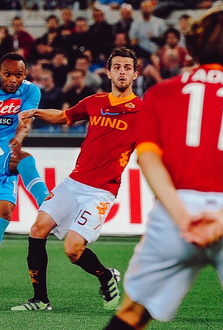 'Roma-Napoli nel corso degli anni': su Instagram, l'account ufficiale degli azzurri ha pubblicato un carosello di foto con i momenti più importanti degli ultimi quindici Derby del Sole disputatisi all'Olimpico.