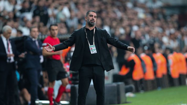 ISTANBUL, TURKEY - SEPTEMBER 22: Head coach Arda Turan of Eyupspor reacts during the Turkish Super League match between Besiktas and Eyupspor at Besiktas Park stadium on September 22, 2024 in Istanbul, Turkey. (Photo by Ahmad Mora/Getty Images) Arda Turan è il nuovo allenatore dello Shakhtar Donetsk - immagine 1