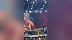 Jovanotti, concerto con la maglia della Roma. Un tifoso laziale protesta: il siparietto
