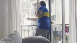 Superclásico, il tifoso del Boca incontenibile: esulta in balcone e sviene