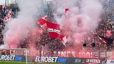 Vicenza vs Padova (foto twitter @CalcioCurva)