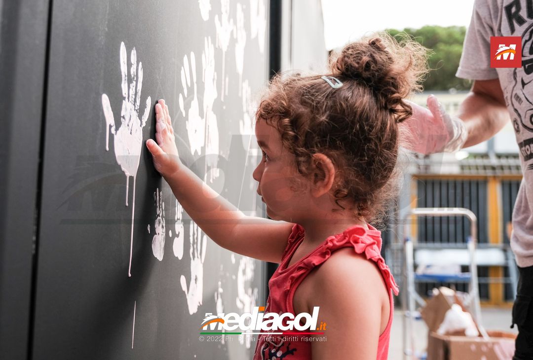 FOTO Palermo, le impronte rosa sul murales del ‘Renzo Barbera’ (Gallery) - immagine 85