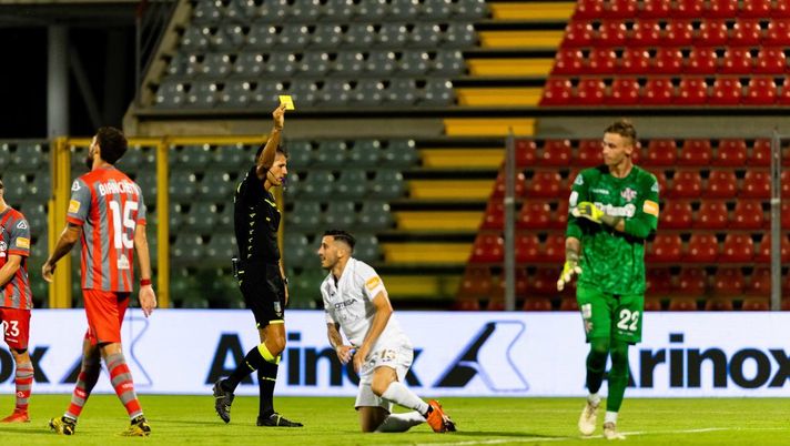CREMONA, ITALY - JULY 31: Referee Niccolò Baroni shows a yellow card to goalkeeper Giacomo Volpe of US Cremonese after granting a penalty kick to Pordenone Calcio during the serie B match between US Cremonese and Pordenone Calcio at Stadio Giovanni Zini on July 31, 2020 in Cremona, Italy. (Photo by Marco M. Mantovani/Getty Images for Lega Serie B) Torino-Sassuolo, arbitra Baroni. Al Var c’è Irrati - immagine 1