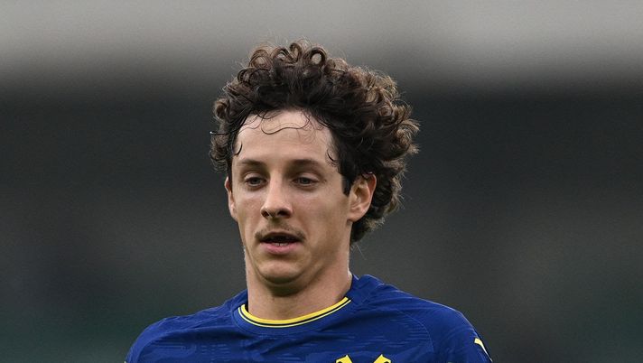 VERONA, ITALY - NOVEMBER 02: Domagoj Bradaric of Hellas Verona looks during the Serie A match between Hellas Verona FC and FC Internazionale at Stadio Marcantonio Bentegodi on November 02, 2025 in Verona, Italy. (Photo by Image Photo Agency/Getty Images) FANTACALCIO VERONA. Stop per Bradaric: c’è lesione. Il terzino rientra nel 2026 - immagine 1