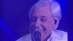 Nino D’Angelo scopre il ko del Napoli durante il concerto: l’esilarante reazione!