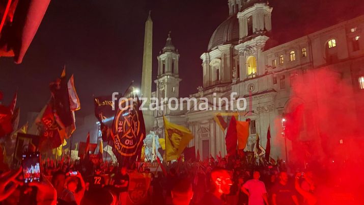 La festa per i 98 anni della Roma. A Piazza Navona circa 10mila tifosi - immagine 1