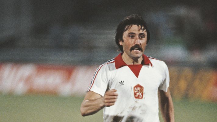 NAPLES, ITALY - JUNE 21: Czechoslovakia player Antonin Panenka scores a penalty kick during the 1980 UEFA European Championships penalty shoot out 9-8 victory against Italy in the 3rd Place Play off in Naples on June 21, 1980. (Photo Steve Powell/Allsport/Getty Images) Slovacchia campione d’Europa, la Uefa divide il titolo del 1976 con la Rep. Ceca - immagine 1