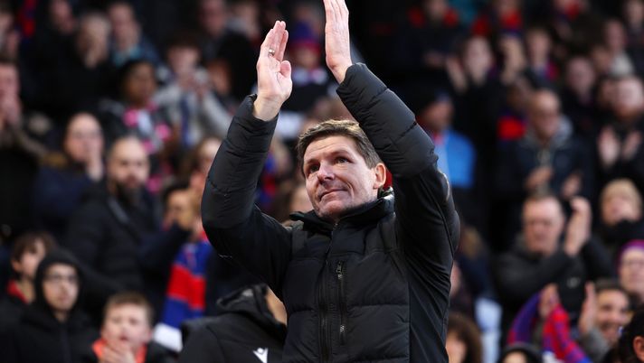 LONDRA, INGHILTERRA - 24 FEBBRAIO: Oliver Glasner, manager del Crystal Palace, applaude i tifosi dopo la vittoria della squadra durante la partita di Premier League tra Crystal Palace e Burnley FC al Selhurst Park il 24 febbraio 2024 a Londra, in Inghilterra. (Foto di Richard Heathcote/Getty Images) Alla scoperta di Oliver Glasner: chi è il Mr Wolf del Crystal Palace - immagine 1
