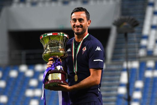 Reggio Emilia, Italia - 26 agosto 2020: Alberto Aquilani col trofeo della Coppa Italia Primavera vinta con la Fiorentina. (Foto di Alessandro Sabattini/Getty Images) Alberto Aquilani al Catanzaro, ora è ufficiale: il comunicato del club- immagine 2