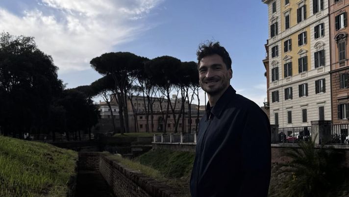 Hummels sempre più innamorato di Roma: oggi da turista alla Mole Adriana Hummels sempre più innamorato di Roma: oggi da turista alla Mole Adriana - immagine 1