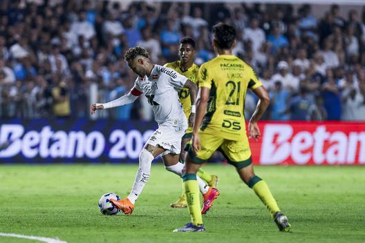 Neymar in azione con la maglia del Santos. (Photo by Ricardo Moreira/Getty Images) Neymar, rinnovo col Santos e sogno Mondiale: scatta il piano di O’Ney- immagine 2