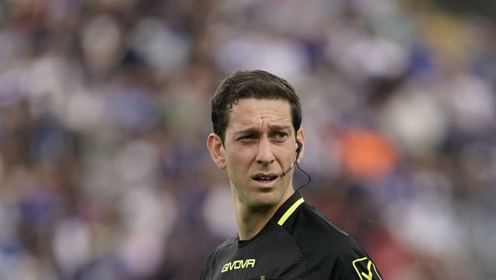 COMO, ITALY - APRIL 27: Referee Alberto Ruben Arena during the Serie A match between Como and Genoa at Stadio G. Sinigaglia on April 27, 2025 in Como, Italy. (Photo by Pier Marco Tacca/Getty Images) Udinese – Buona la prova dell’arbitro Arena: i voti dei giornali - immagine 1