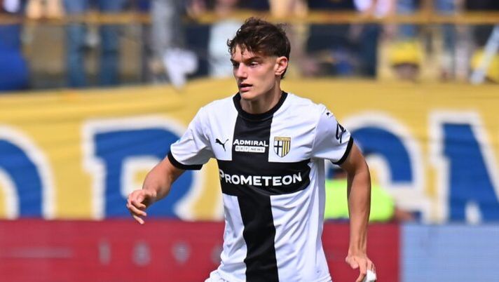 PARMA, ITALY - MAY 03: Giovalli Leoni of Parma Calcio in action during the Serie A match between Parma and Como at Stadio Ennio Tardini on May 03, 2025 in Parma, Italy. (Photo by Alessandro Sabattini/Getty Images) Da Parma – Leoni, serve cifra quasi proibitiva: per lui sarà testa a testa tra questi due club - immagine 1