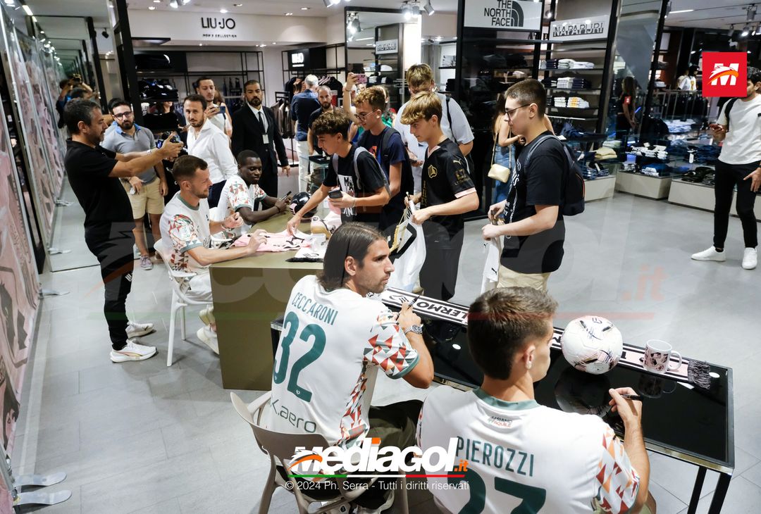 FOTO, i tifosi rosanero incontrano i propri beniamini alla Rinascente (Gallery) - immagine 18