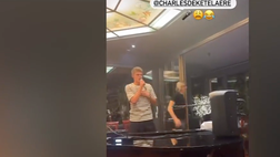 VIDEO / De Ketelaere scatenato: canta Rihanna a cena