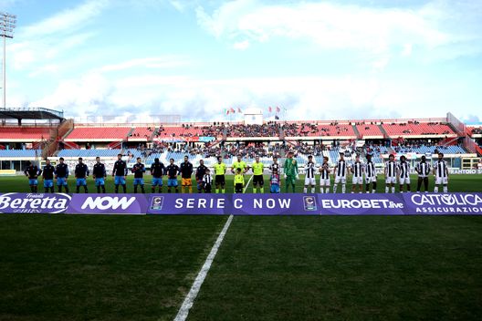 I giocatori della Juventus Next Gen e del Catania schierati prima della partita di Serie C allo stadio Angelo Massimino, 12 gennaio 2025 a Catania, Italia. (Foto di Juventus FC/Juventus FC tramite Getty Images) Catania, anima barocca: presentata la nuova maglia! I soliti colori con un inedito pattern- immagine 2