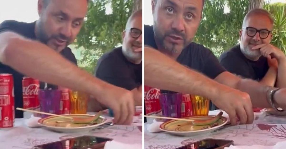 De Zerbi, lezioni di tattica in vacanza con lattine e bicchieri | VIDEO De Zerbi, lezioni di tattica in vacanza con lattine e bicchieri | VIDEO