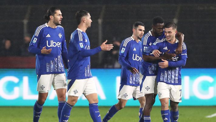 COMO, ITALY - JANUARY 20: Gabriel Strefezza of Como 1907 celebrates with his team-mates after scoring their team's second goal during the Serie A match between Como 1907 and Udinese Calcio at Stadio G. Sinigaglia on January 20, 2025 in Como, Italy. (Photo by Marco Luzzani/Getty Images) Como Udinese