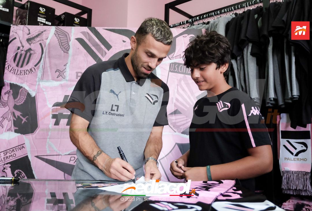 FOTO PALERMO: Federico Di Francesco scatta selfie con i tifosi allo store (GALLERY) - immagine 11