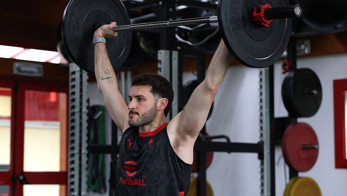CAIRATE, ITALY - MARCH 04: Santiago Gimenez of AC Milan in action during AC Milan training session at Milanello on March 04, 2026 in Cairate, Italy. (Photo by Claudio Villa/AC Milan via Getty Images) Allenamento Milan, Gimenez in palestra e riabilitazione per Loftus-Cheek - immagine 1