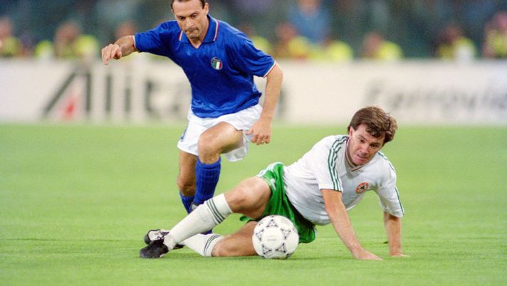 ROME, ITALY - JUNE 30: Republic of Ireland player Ray Houghton is challenged by Salvatore Schillaci during the 1990 FIFA World Cup quarter Final defeat against Italy at the Olympic Stadium on June 30, 1990 in Rome, Italy. (Photo by Allsport/Getty Images) Era d’estate - immagine 1