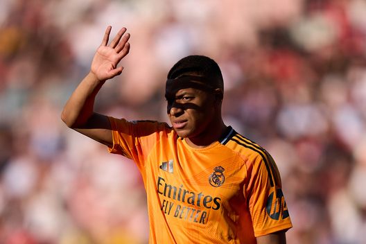 SEVILLE, SPAIN - MAY 18: Kylian Mbappe of Real Madrid looks on during the LaLiga match between Sevilla FC and Real Madrid CF at Estadio Ramon Sanchez Pizjuan on May 18, 2025 in Seville, Spain. (Photo by Angel Martinez/Getty Images) Mbappé, arriva il conto salato: quasi metà dello stipendio al fisco spagnolo. Il motivo- immagine 2